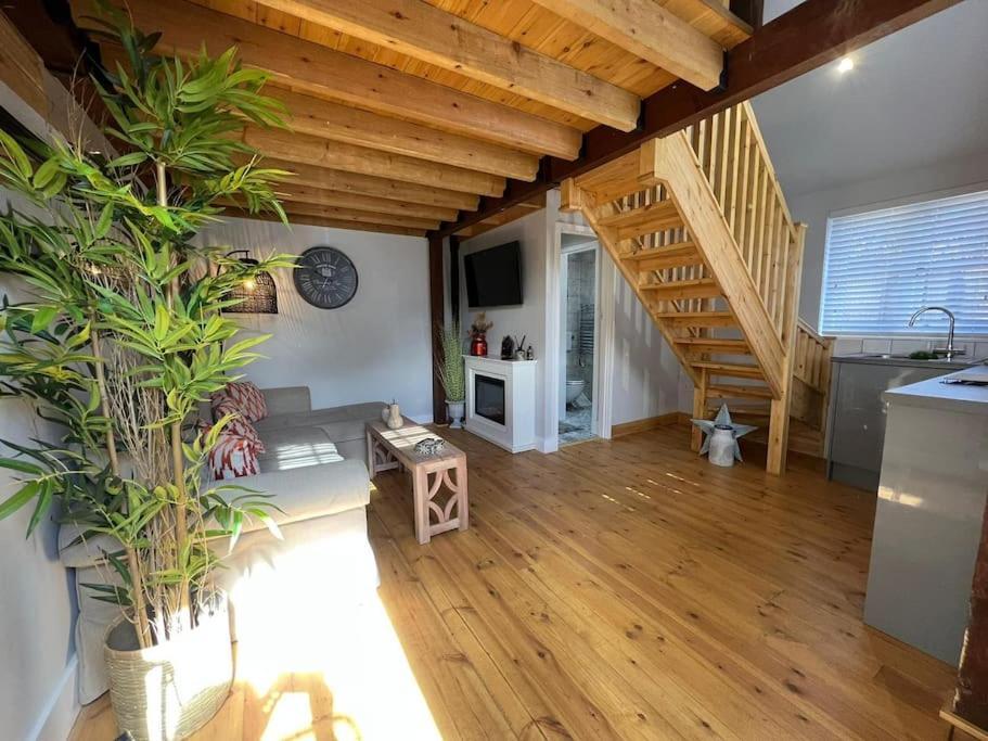 The Shack - Thatched Self Contained Annex Collingbourne Ducis Bagian luar foto
