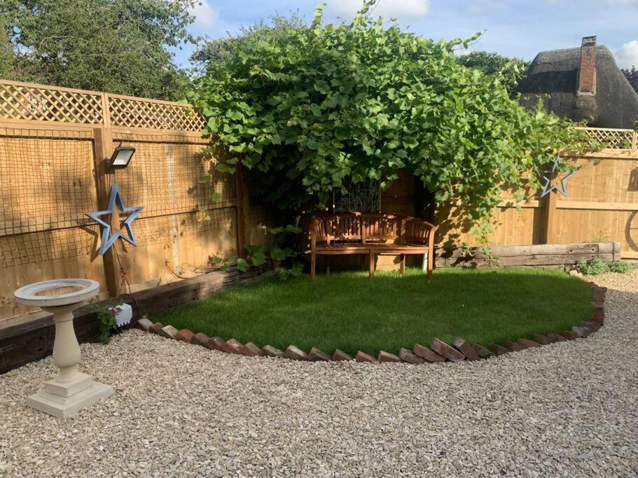 The Shack - Thatched Self Contained Annex Collingbourne Ducis Bagian luar foto